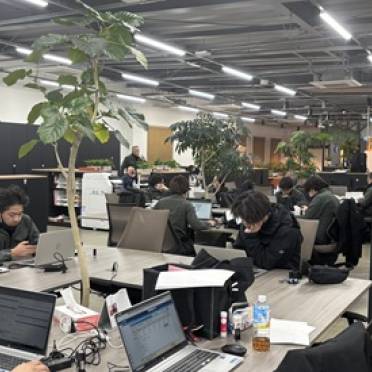 夕方の事務所内　社員さん達の作業風景